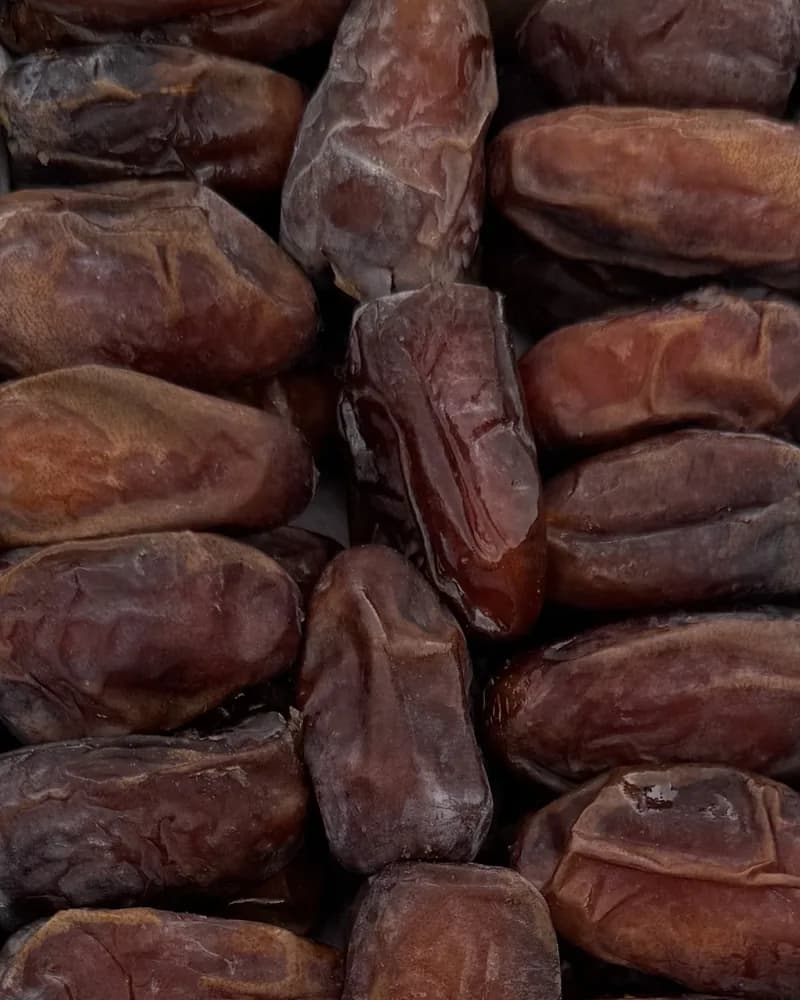 حبات ونانة رطب ملكي طويلة بلون بني محمر